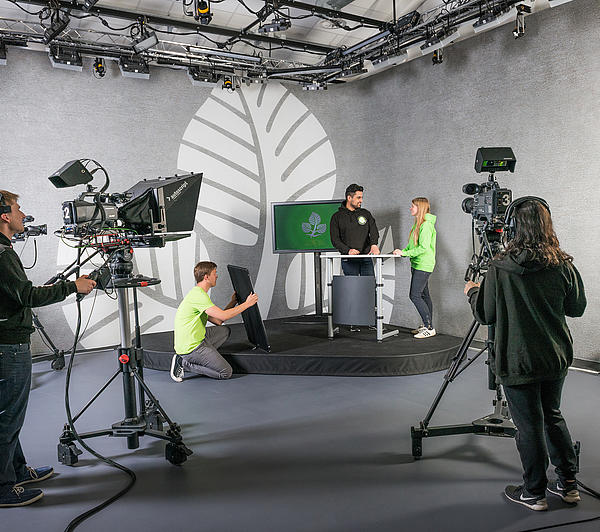 Moderne Labore (hier das TV Studio) profiles teaser