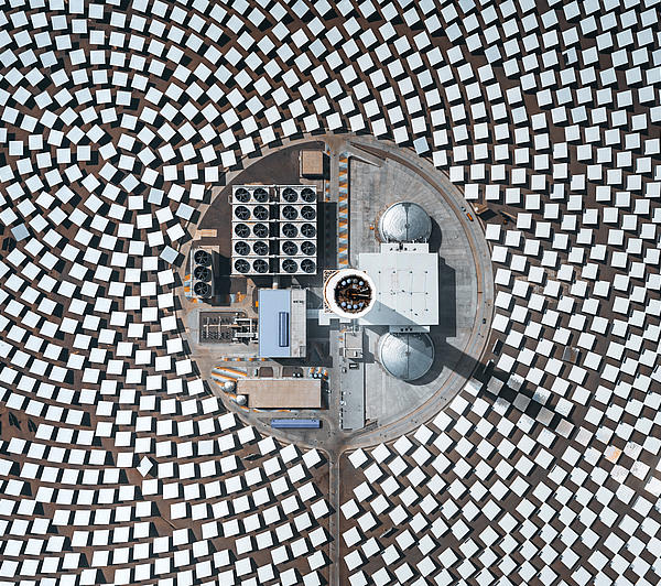 Drohnen-Punktansicht von Sonnenkollektoren profiles teaser