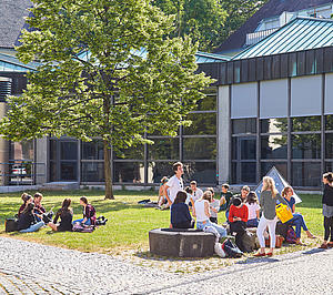 profiles teaser Studierende-auf-dem-Campus_.jpg